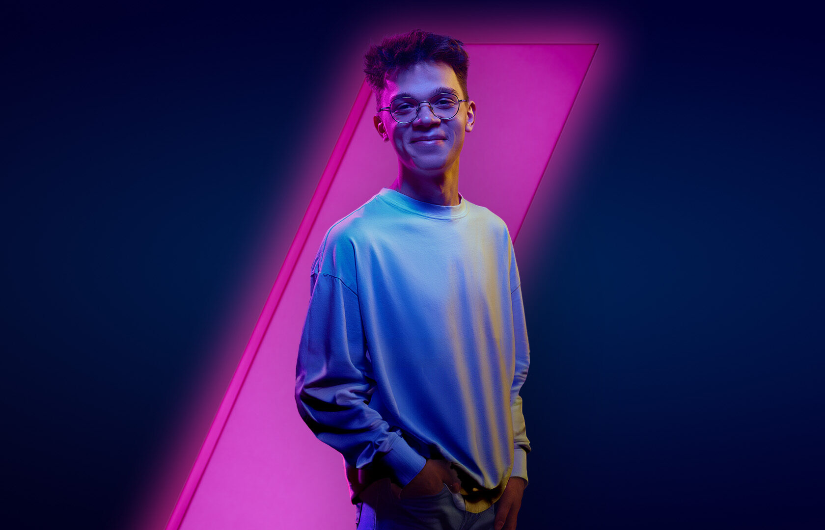 Man met bril kijkt lachend in de camera.